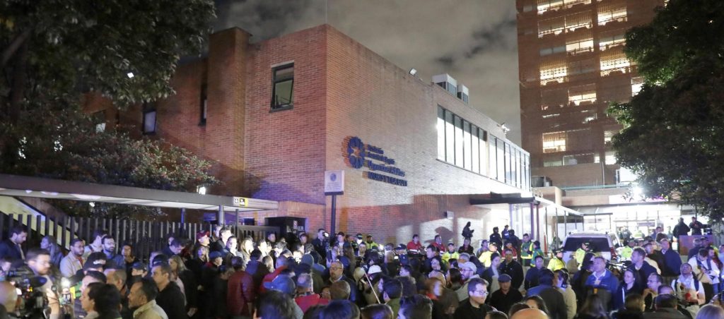 Terminó cirugía a Miguel Uribe Turbay, pero su estado “sigue siendo crítico” 1 Velaton en las afueras de la Fundacion Santa Fe 4