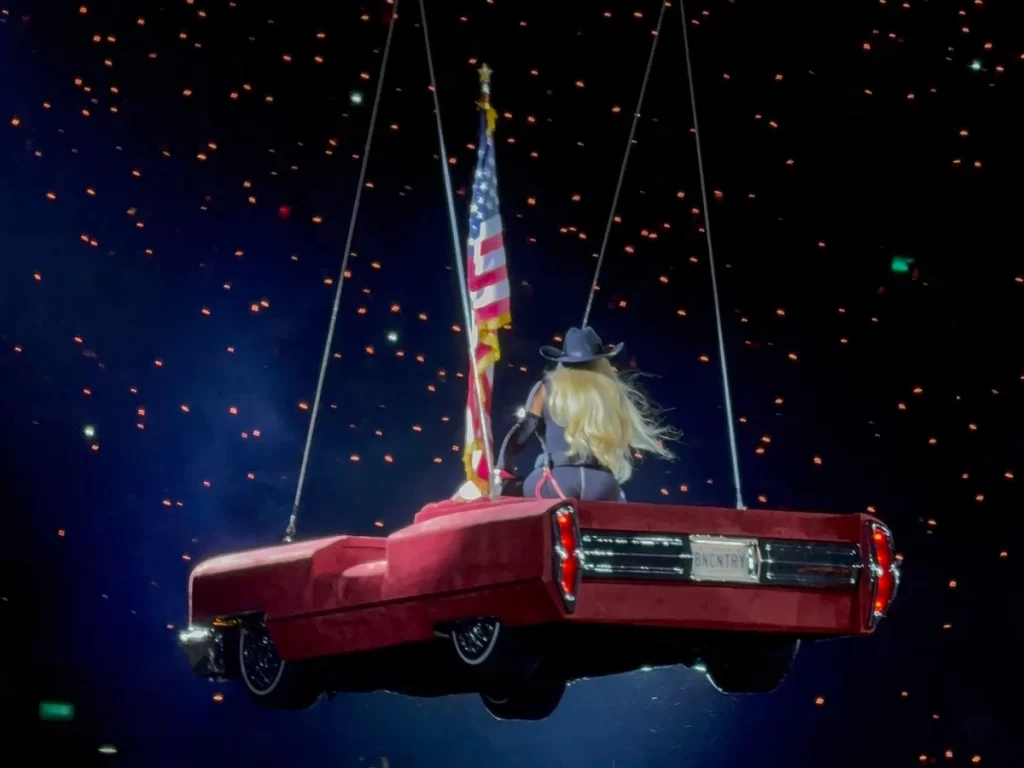 ¡Susto en el aire! Beyoncé tuvo que ser rescatada tras fallo en su “coche volador” durante concierto en Houston 2 beyonce lleva gran susto gira concierto houston 103 1