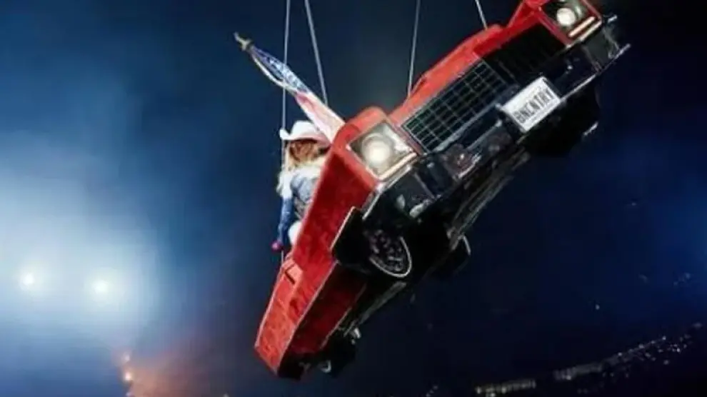 ¡Susto en el aire! Beyoncé tuvo que ser rescatada tras fallo en su “coche volador” durante concierto en Houston 3 beyonce