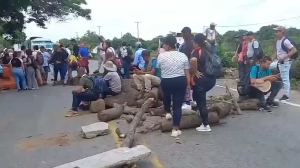 Campesinos de la Sierra Nevada bloquean vías en protesta contra el alcalde de Ciénaga 1 bloqueo via Magdalena