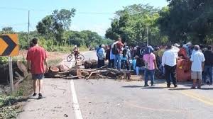 Campesinos de la Sierra Nevada bloquean vías en protesta contra el alcalde de Ciénaga 2 images
