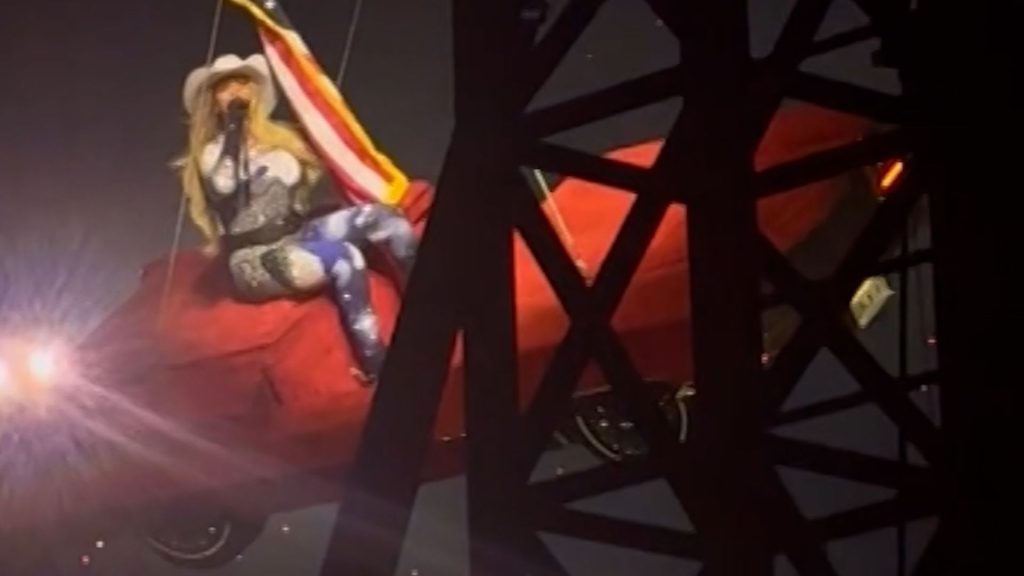 ¡Susto en el aire! Beyoncé tuvo que ser rescatada tras fallo en su “coche volador” durante concierto en Houston 1 thumb beyonce 20250630010119812