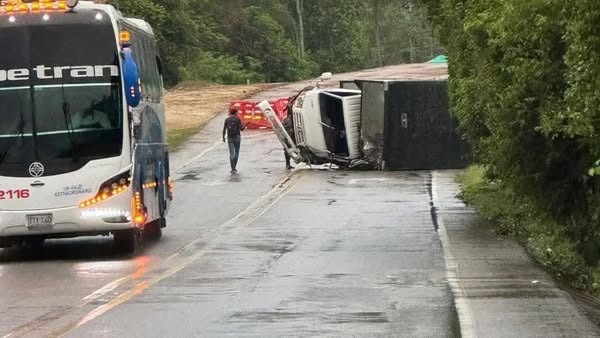 Accidente entre dos furgones en la variante Aracataca–Fundación por presunto microsueño 2 515940505 1665798154098309 1064142760887096601 n