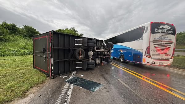Accidente entre dos furgones en la variante Aracataca–Fundación por presunto microsueño 1 516837819 1665798164098308 2622604812316225455 n