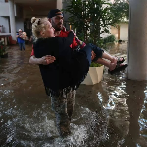 Texas bajo el agua: sube a 82 el número de fallecidos por inundaciones 1 517747322 1179813134160152 6531075520066585564 n