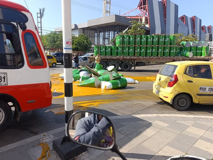 Alerta vial en Barranquilla por derrame de pulpa de mango en vía concurrida 4 518454539 122162969048392358 5828294444242522231 n