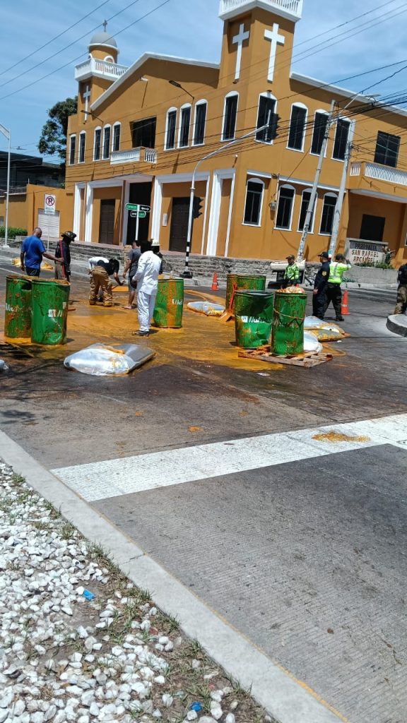 Alerta vial en Barranquilla por derrame de pulpa de mango en vía concurrida 1 57ad054f 4906 4fa2 bb5a 3c7dbb1cda08