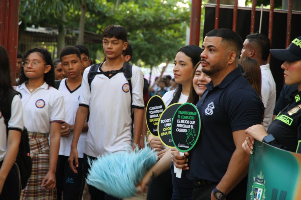 Distrito acompaña el regreso a clases garantizando estrategias de prevención y fomento del diálogo en la convivencia escolar 4 Entornos escolares seguros 1 1