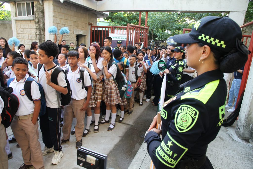Distrito acompaña el regreso a clases garantizando estrategias de prevención y fomento del diálogo en la convivencia escolar 3 Entornos escolares seguros 2 1