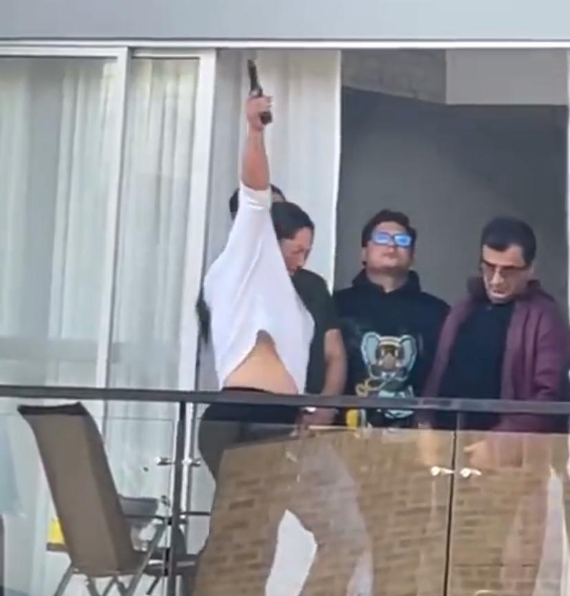 Mujer que disparó al aire desde un balcón en Bogotá ofrece disculpas 1 Gv5TK1eXkAEVY 8