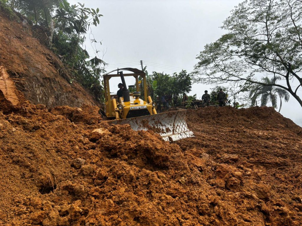 Ingenieros Militares restablecen paso tras deslizamiento en zona rural de Florencia, Caquetá 1 GwnzmN7WQAAyc0a