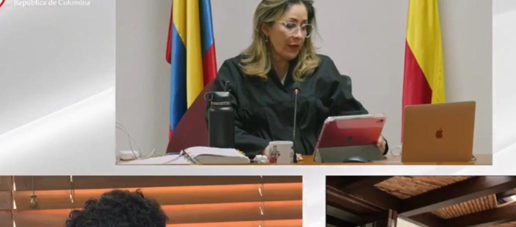 Uribe absuelto de soborno simple, pero condenado por plan de testigos: así lo sentenció la jueza Sandra Heredia 1 Uribe audiencia 0 edited
