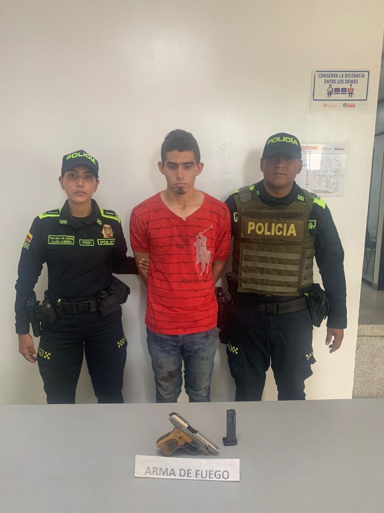 Persecución en Barranquilla termina con tres capturados por robo de taxi y ataque a la Policía 1 WhatsApp Image 2025 07 03 at 7.58.03 AM 1