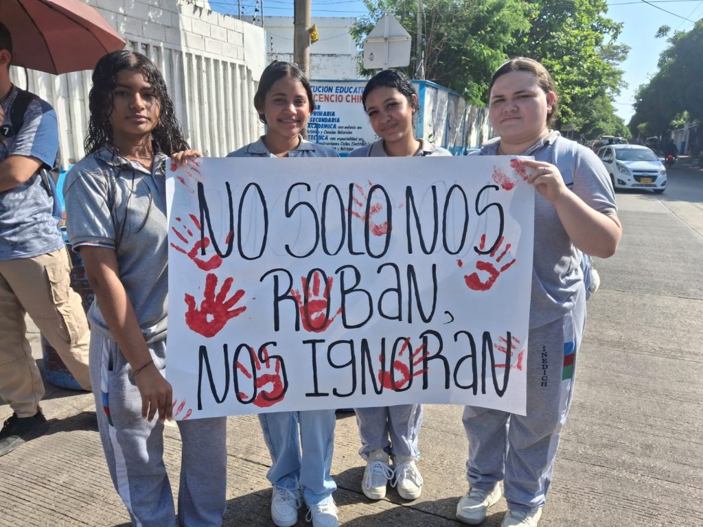 VIDEOS “Nos dejaron sin escuela”: la indignación en el Inocencio Chincá tras millonario robo y abandono institucional 2 WhatsApp Image 2025 07 17 at 8.35.19 AM