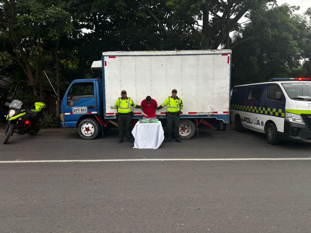 Capturadas dos personas y recupera camión con mercancía robada en la vía que conecta Sabanalarga con Palmar de Varela 1 WhatsApp Image 2025 07 29 at 8.15.00 AM