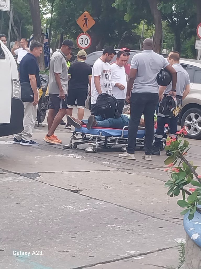 Accidente de tránsito en el norte de Barranquilla entre moto y vehículo 1 dfb28745 517a 432f 9a63 a9a27aa6e0ff 2