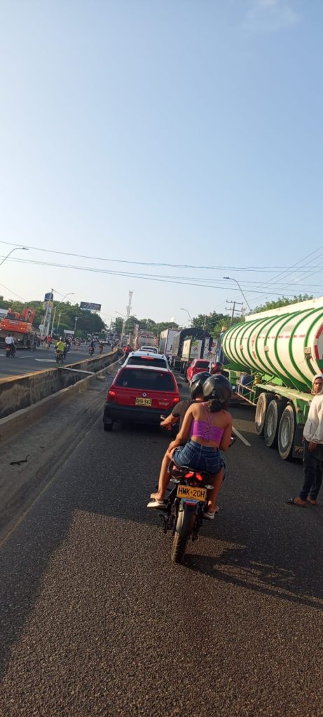 Bloqueo en ambos carriles cerca del aeropuerto por falta de energía en barrios Mesolandia y El Esfuerzo 1 fbe17351 b5b0 420b 962d ec6f870d44da