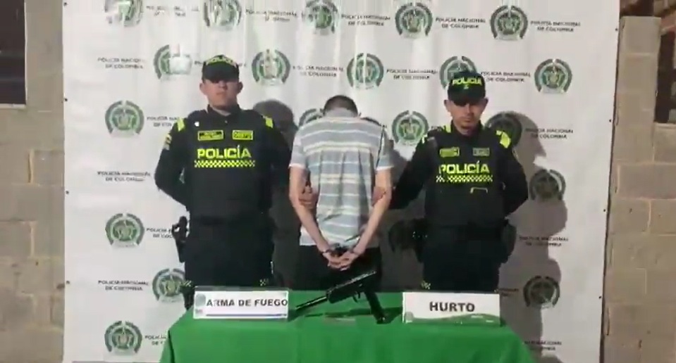 Capturado en Engativá hombre que robó un local y portaba una subametralladora 1 18265451021221418100 8
