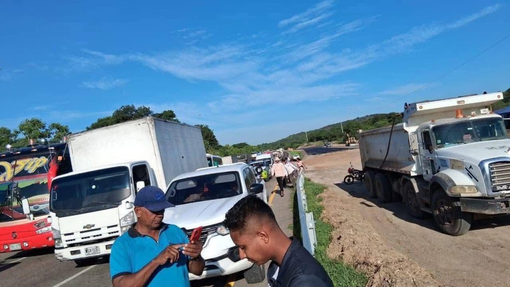 ¡Tres años sin agua! Comunidad de Los Venados bloquea vía Bosconia–Valledupar exigiendo su derecho más básico 1 4d8ef3dc 86bd 4e4d 984b 4718610c1525