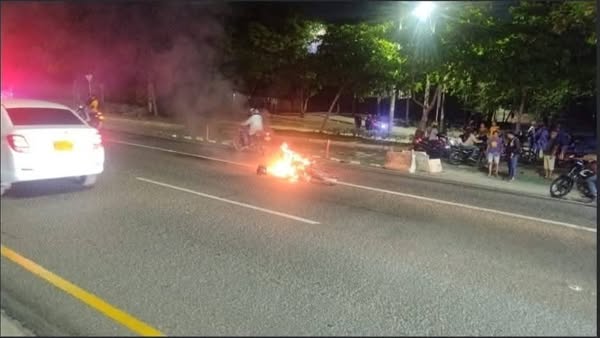 Detalles de balas, persecución y justicia callejera: presunto sicario fue herido y su moto incinerada en Los Girasoles 1 527599557 122113152272946003 7380100458117308496 n