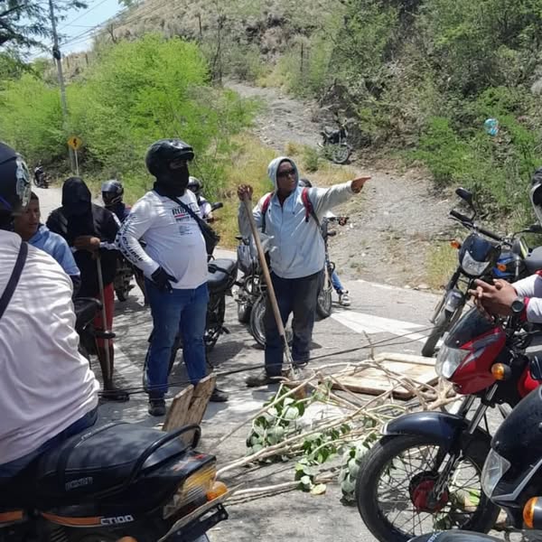 “¡No bloqueen las vías!”: El llamado del alcalde Pinedo en medio del caos invernal en Santa Marta 2 527796584 18075619126996562 8064757082112841131 n