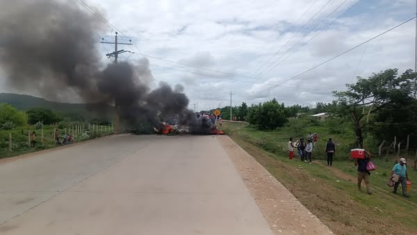 San Luis estalla: comunidad bloquea la vía principal tras mes y medio sin energía eléctrica 2 536826494 1230143215795503 4148883619251521437 n