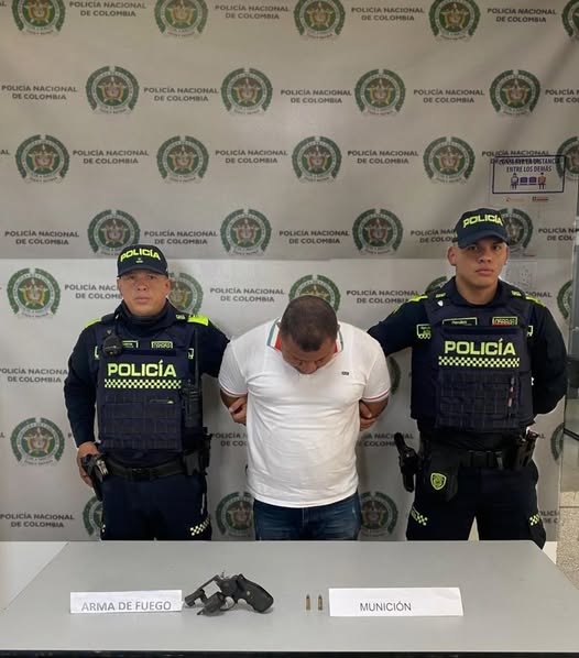 ¡Pillado con el "fierro"! Policía capturó a hombre que paseaba armado en Villa Estadio como si nada 1 539397167 1419408190193699 8731702879979262636 n