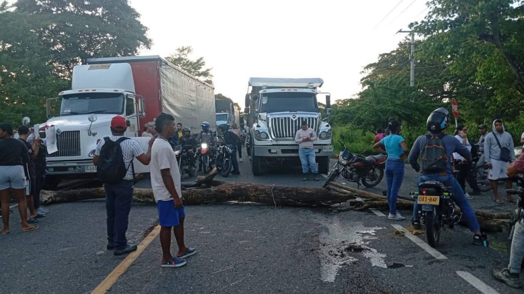 Bloquean la carretera La Cordialidad en protesta por realización de fiestas patronales en Sabanalarga 2 5fcc268a 0ba7 487f 8b07 c9fe7711d8d0
