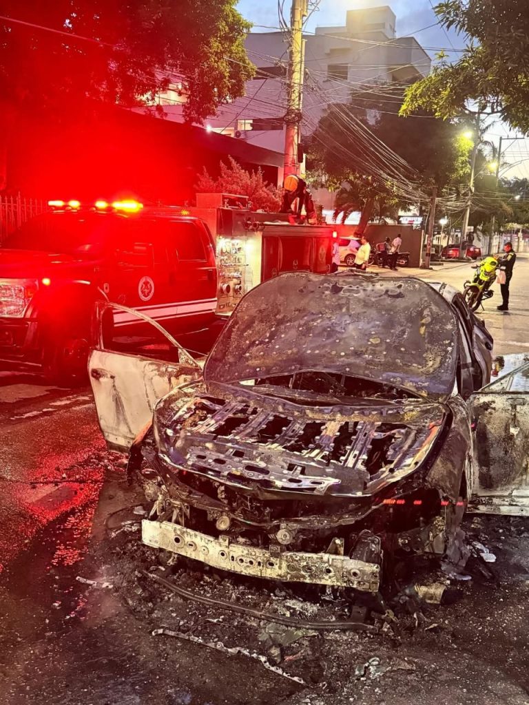 Dos vehículos se incendiaron simultáneamente en Cartagena; bomberos controlaron las emergencias sin heridos 1 6eb3084e 56f7 4e56 a793 480d6d235d23