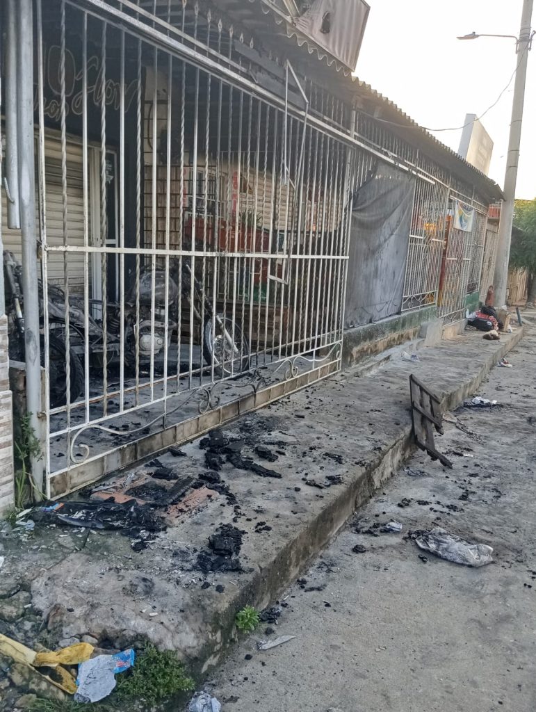 Incendio nocturno en Malambo arrasa con dos motocicletas y causa daños en varias viviendas 1 9b32ed93 bb41 4d61 bee3 ab4c1b8cce94 1
