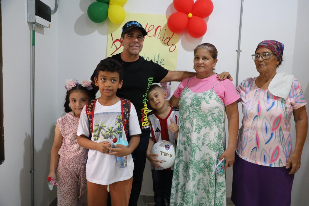 Alcalde Char entrega nuevos mejoramientos de vivienda en Villa San Pedro 3 y San Pedro Alejandrino 3 ENTREGA DE MEJORAMIENTOS DE VIVIENDA 6