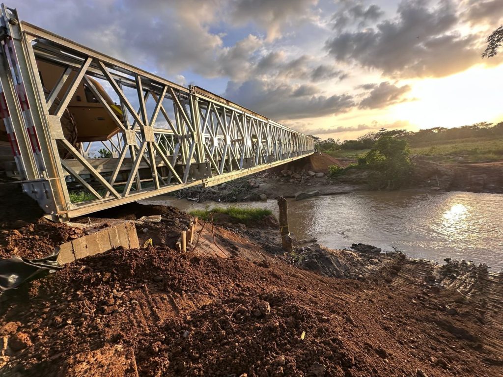 Ingenieros Militares entregan dos puentes modulares en Tierralta en tiempo récord 1 GyPSG21WkAA Sb