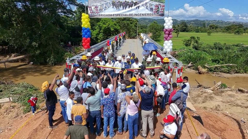 Ingenieros Militares entregan dos puentes modulares en Tierralta en tiempo récord 2 GyPSHmZW4AA3cge