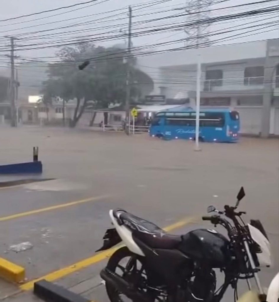 Santa Marta y sus 500 años con el agua al cuello: más de 60 barrios inundados y la ciudad en alerta naranja 6 ac38ed5a dd49 4da4 a552 7cb357310b4a