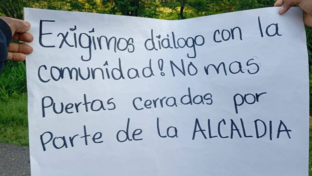 Bloquean la carretera La Cordialidad en protesta por realización de fiestas patronales en Sabanalarga 3 c8a1d016 658b 4bfb 9488 156905d028bf