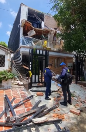 Videos: Un obrero muere tras caerle encima parte de una fachada de casa del barrio Olaya en Barranquilla 8 image 19