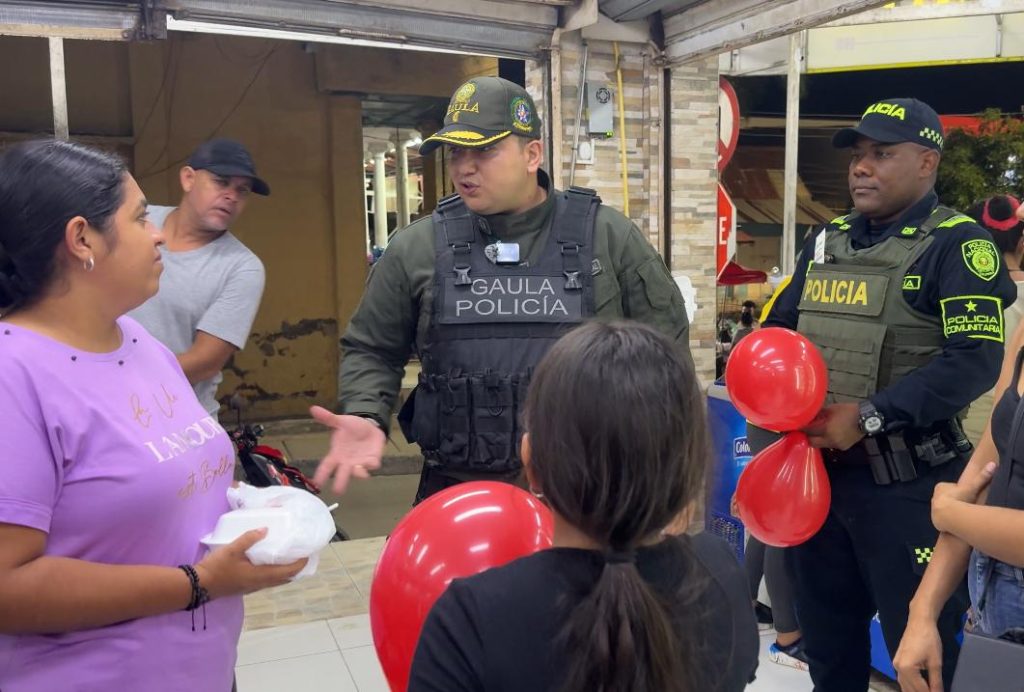 Policía Nacional celebró el Día del Amor y la Amistad junto a la comunidad en Bolívar 3 1acbd0fc 9644 42d2 84fc 03e3969ed120
