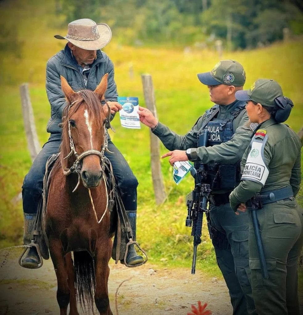 Policía Nacional celebró el Día del Amor y la Amistad junto a la comunidad en Bolívar 2 284a38d2 cae9 49af b047 b6ee96864bd6