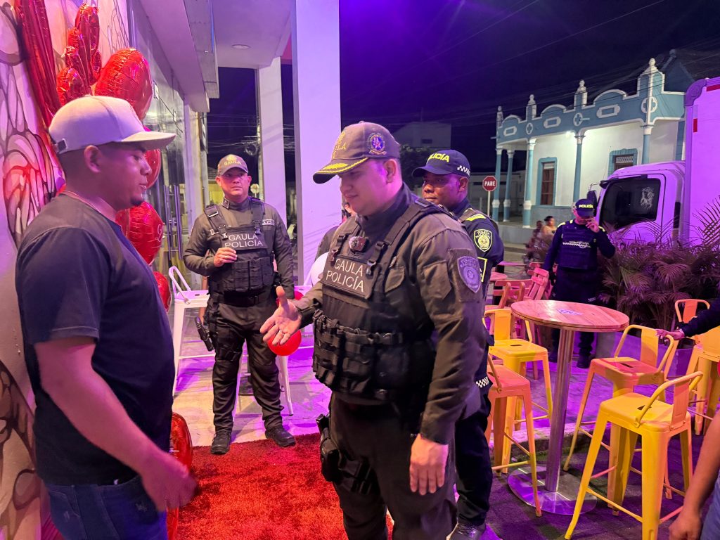 Policía Nacional celebró el Día del Amor y la Amistad junto a la comunidad en Bolívar 5 2e2852f4 9e12 46a3 89be 17c46edac74d