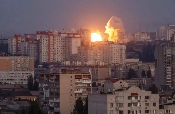 Impacto directo al corazón del poder: Rusia ataca por primera vez el edificio del Gabinete en Kyiv 4 544346726 1230614862413312 3717327281173540319 n