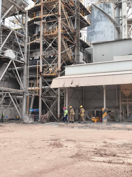 Emergencia en planta de cal de la Zona Franca La Candelaria fue controlada por el Cuerpo de Bomberos de Cartagena 1 546889677 1385927576682379 3604079073563669364 n