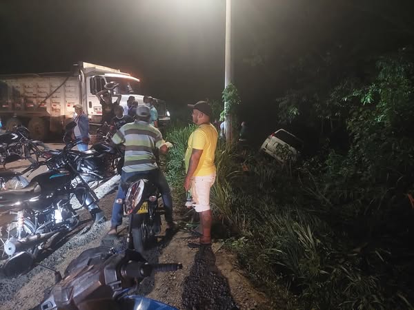 El Parapeto sufre accidente en Fundación, Magdalena: Lucho Torres fue el primero en socorrerlo 1 548204203 1236102571864541 283833222915486688 n