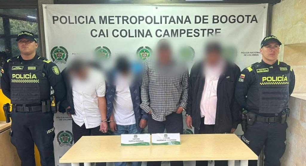 Se disfrazaban de policías... ¡para robar! Cuatro falsos uniformados fueron capturados en Bogotá tras estafar a una mujer 1 71ad603e cf74 4f18 93f5 d6be32eb7574