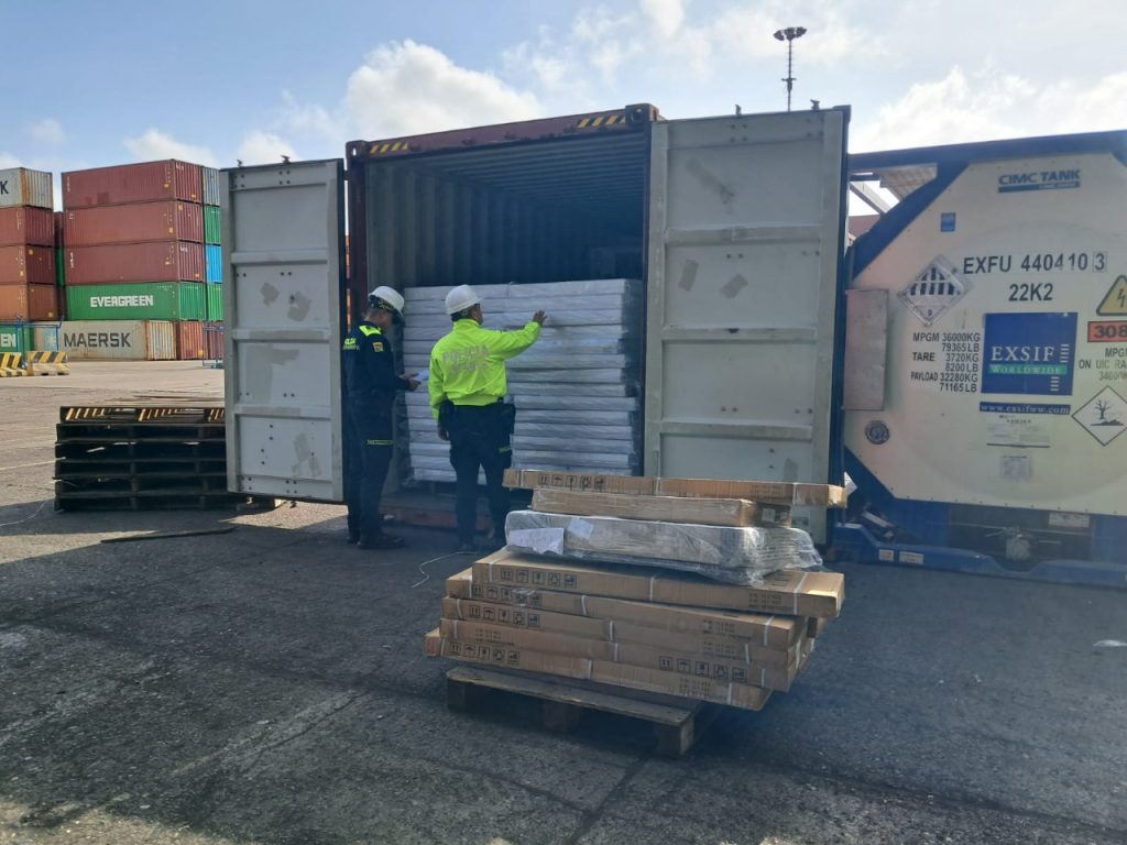 ¡Pillados con la pantalla prendida!: Cae millonario cargamento de televisores de contrabando en el puerto de Barranquilla 2 79319f7a b7f3 4c07 a679 2e6dd3cde58f