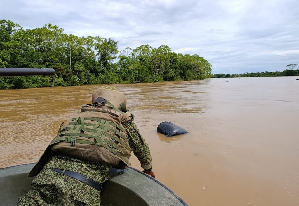 Rescatadas 23 personas tras naufragar en el Río Caguán 2 ARC.FOTO .RESCATADAS 23 PERSONAS TRAS NAUFRAGIO EN EL RIO CAGUAN 3