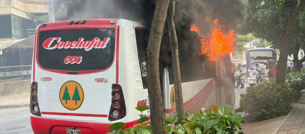 Una mañana de terror: bus se incineró en plena vía del norte de Barranquilla 1 Bus de coochofal en llamas 0