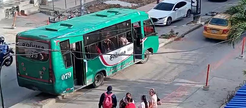 Conductor imprudente quedó atrapado en separador de la calle 72 con más de 20 pasajeros a bordo 1 Conductor imprudente quedo atorado en separador central de la 72 0