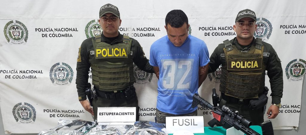 Lo agarraron en La Esmeralda con todo el arsenal: fusil AR-15, mira telescópica y marihuana en Barranquilla 1 Daniel Berrio 0
