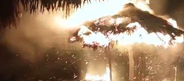 Noche de fuego y pánico en la zona de Pradomar, Puerto Colombia: se incendian seis kioscos de un restaurante-bar 1 Incendio kioskos 0