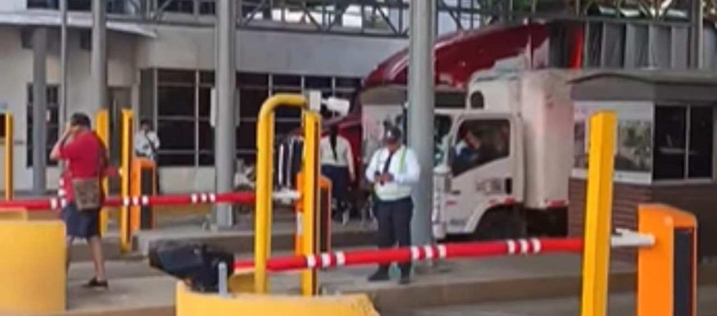 "No más peajes sin obras": comunidad levanta talanqueras en Sabanagrande y exige fin de contrato con concesión 1 Peaje Sabanagrande 0